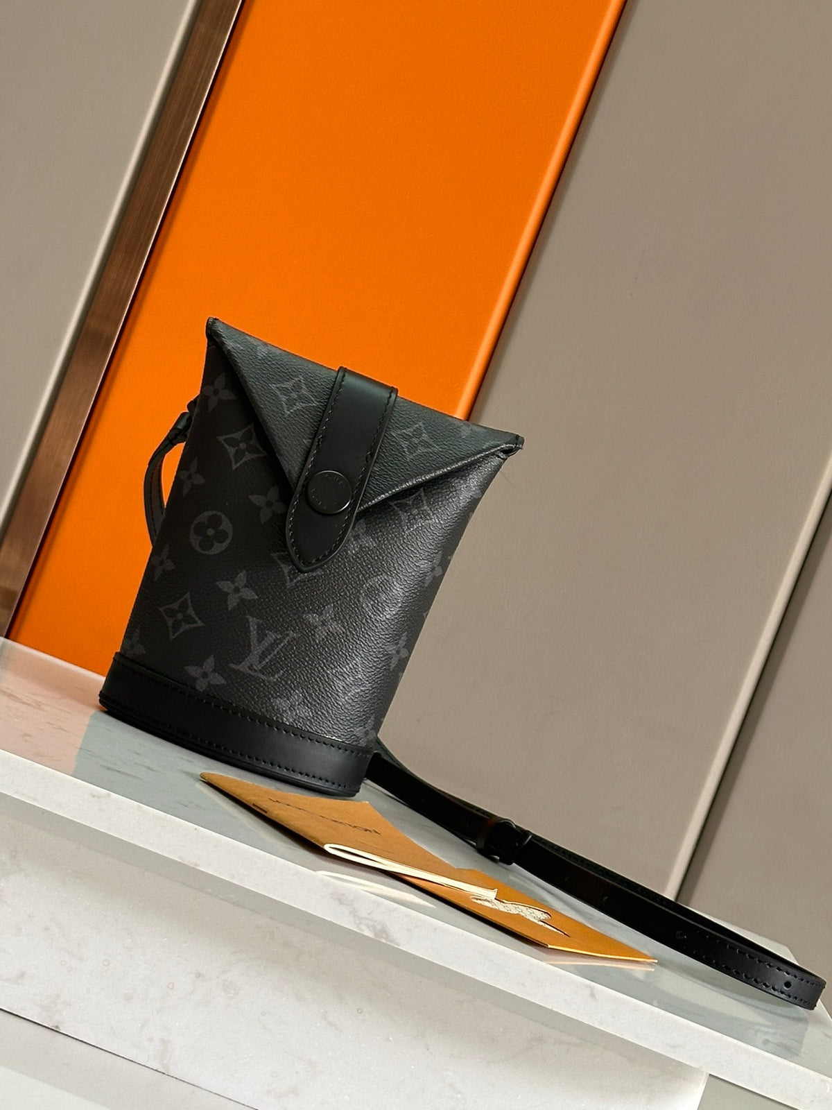 LV MESSENGER BAG