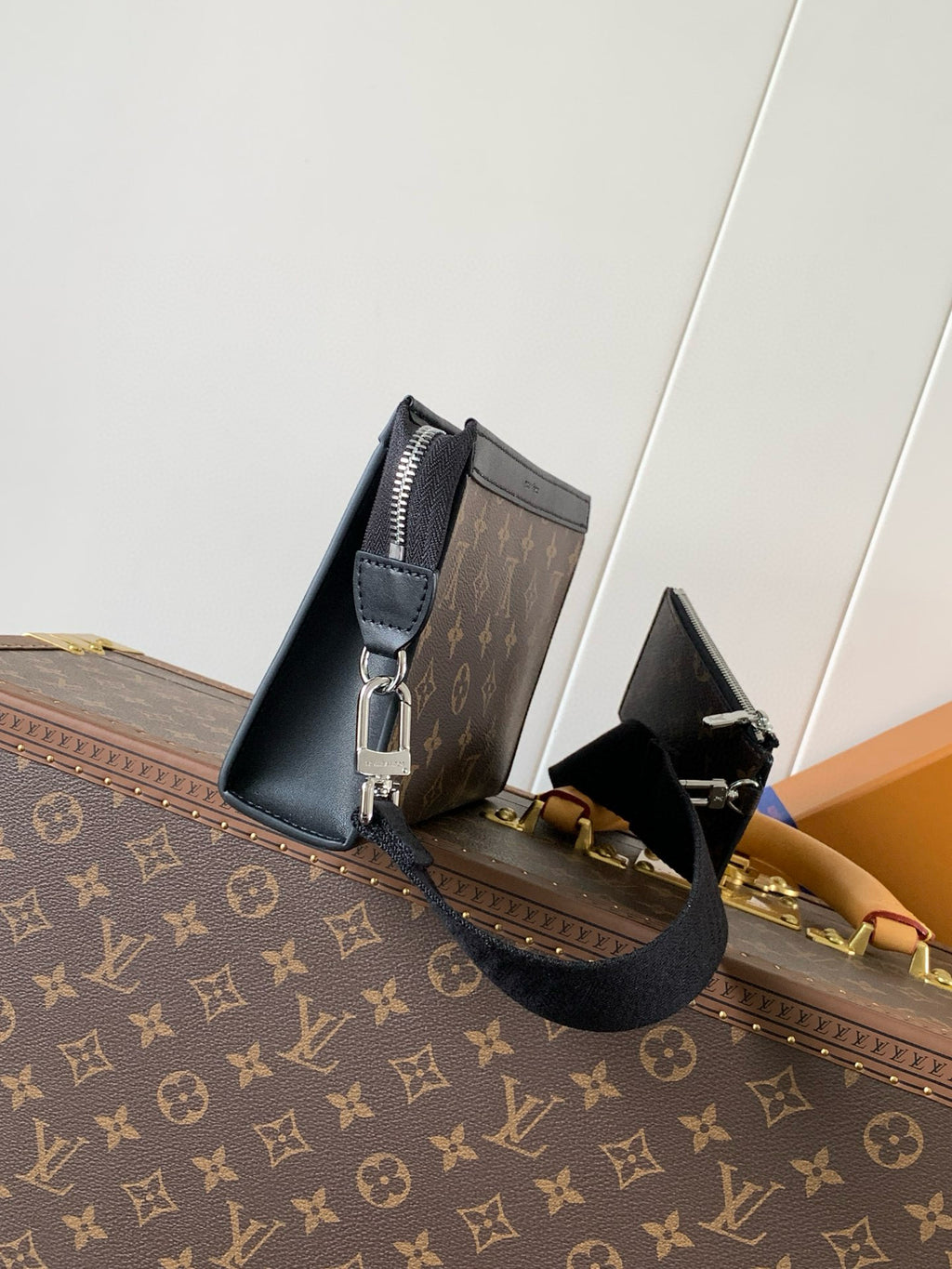 LV MESSENGER BAG