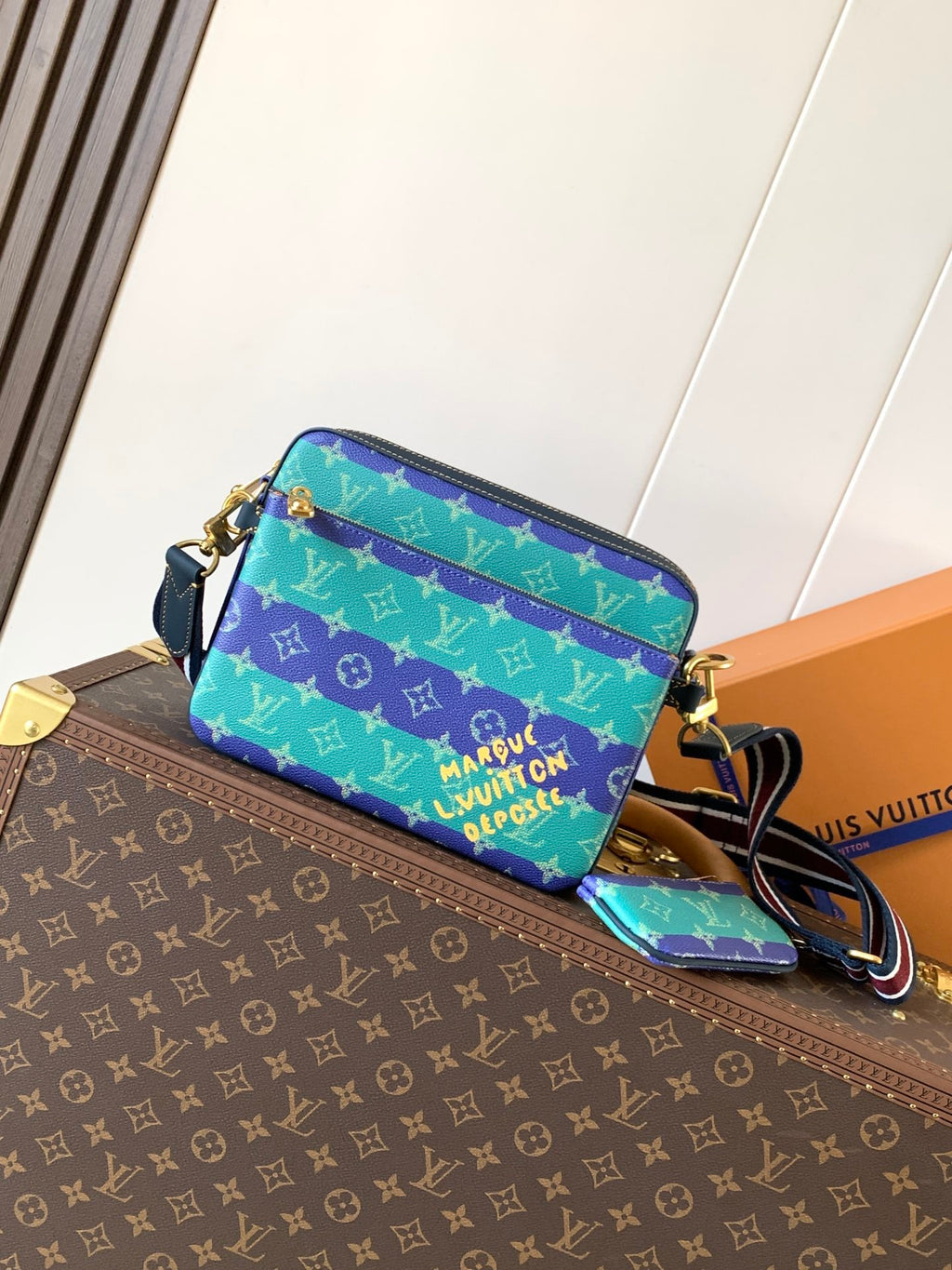 LV MESSENGER BAG