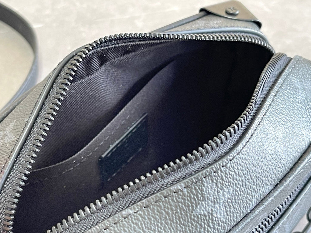 LV MESSENGER BAG