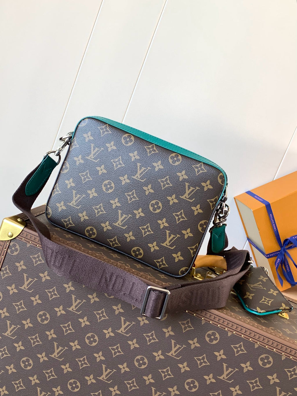 LV MESSENGER BAG