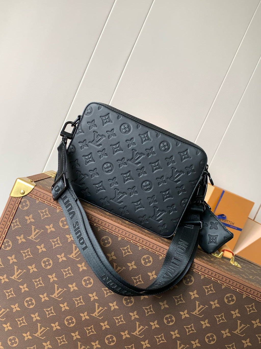 LV MESSENGER BAG