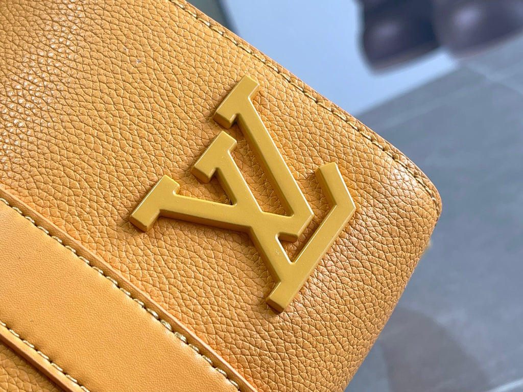 LV MESSENGER BAG