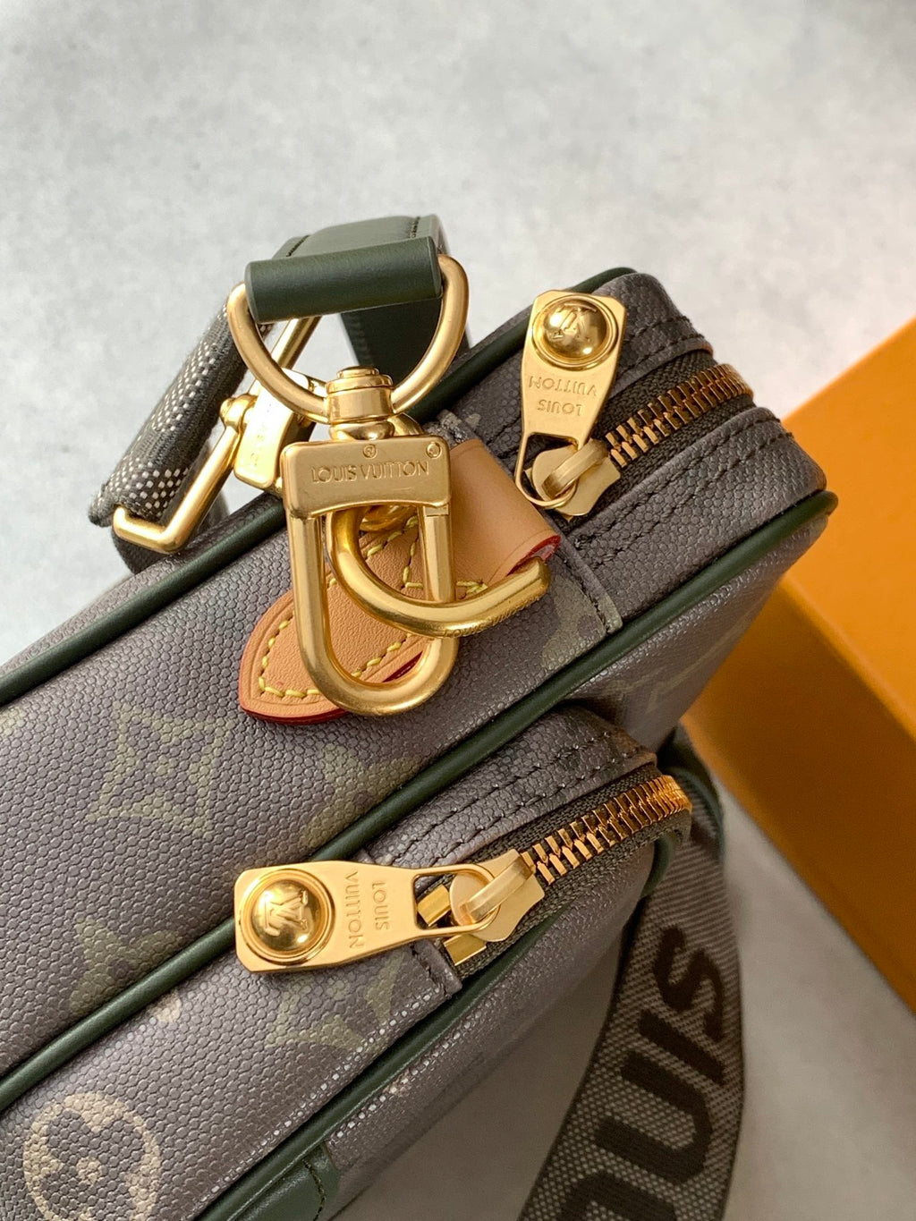 LV MESSENGER BAG